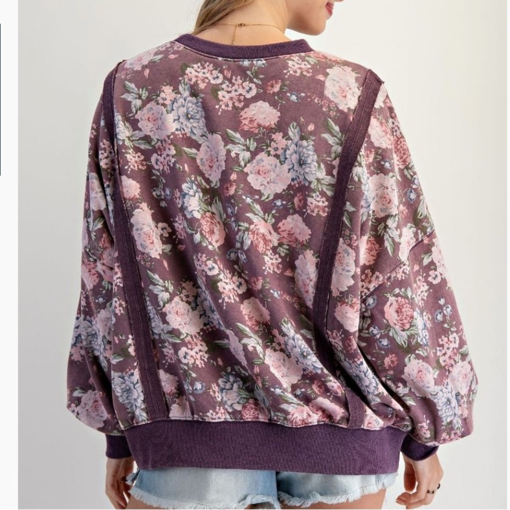 E765–(SHIPPED) (🚨2 colors) Easel Floral Patchwork Love Sweatshirt - Picture 2 of 5